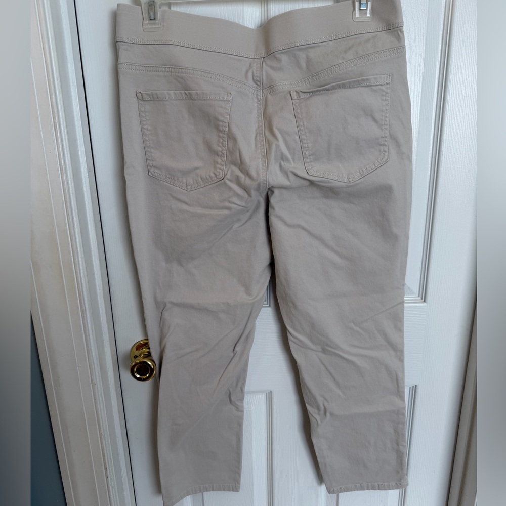 Gloria Vanderbilt All-Around Slimming Effect Cream Capri Pants Sz 14 - Picture 3 of 5